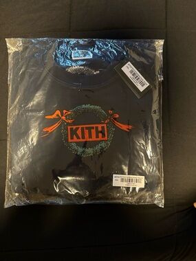 KITH Mens Navy Blue Graphic Sweatshirt - Holiday Wreath Logo